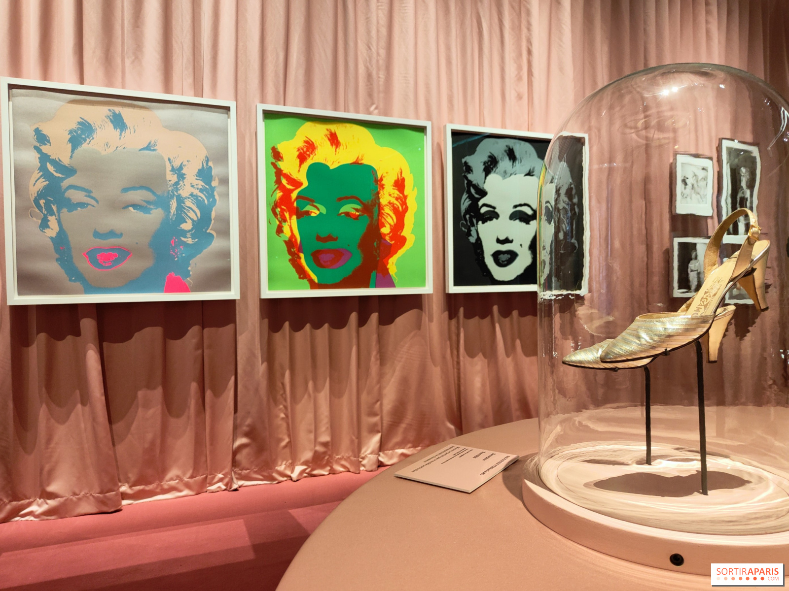 Salle de l'exposition Marilyn Monroe a la Cinematheque francaise avec portraits d'Andy Warhol et vitrine d'objets
