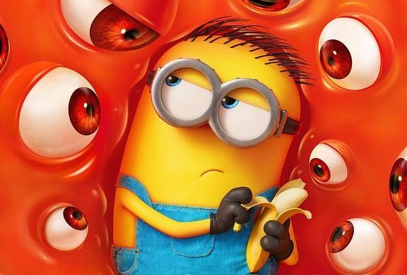 Affiche du film Des Minions et des monstres : un Minion mangeant une banane entouré de gros yeux de monstres rouges