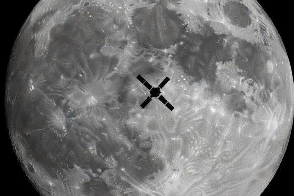La silhouette en T d'une station spatiale en transit devant la pleine Lune cratérisée