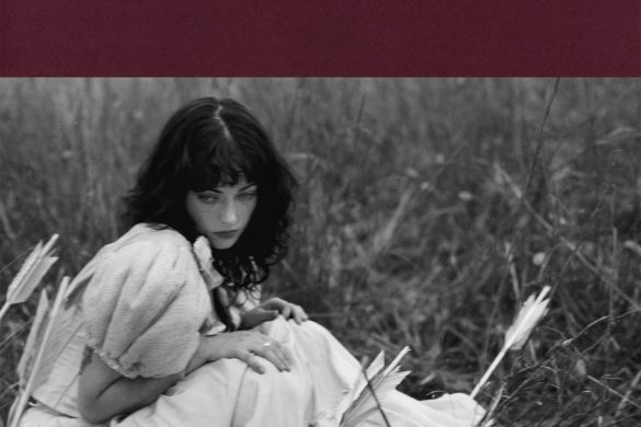 Pochette de l'album Be Sweet To Me de Violet Grohl : jeune femme en robe blanche assise dans les hautes herbes, photo en noir et blanc