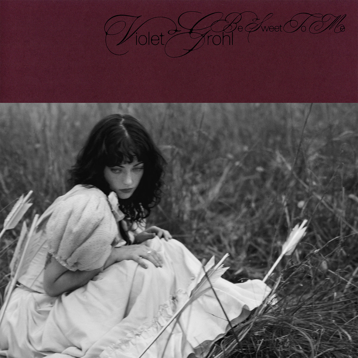 Pochette de l'album Be Sweet To Me de Violet Grohl : jeune femme en robe blanche assise dans les hautes herbes, photo en noir et blanc