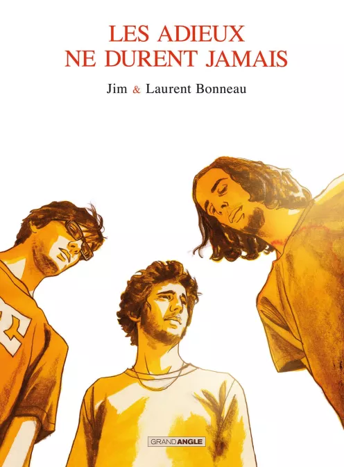 Couverture de la bande dessinée Les Adieux ne durent jamais de Jim et Laurent Bonneau, éditions Grand Angle, trois jeunes hommes dans une lumière orangée estivale