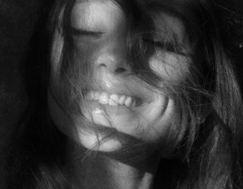 Pochette de l'album Petal d'Ariana Grande : portrait en noir et blanc, cheveux sur le visage