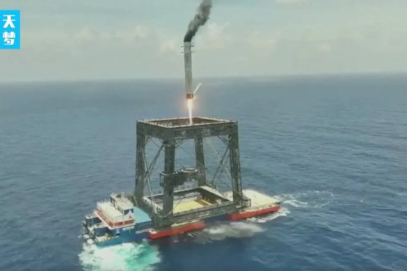 Le premier étage de la fusée chinoise Longue Marche 10B redescend vers sa plateforme de récupération en mer