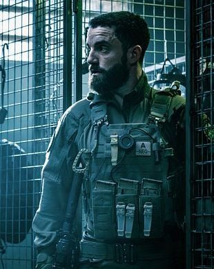 Tomer Sisley en tenue d'intervention du GIGN dans la série Netflix