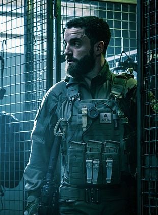 Tomer Sisley en tenue d'intervention du GIGN dans la série Netflix