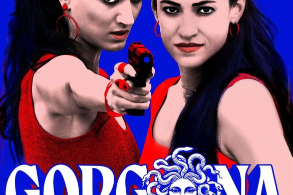 Affiche du film Gorgonà d'Evi Kalogiropoulou : deux femmes en rouge sur fond bleu, l'une braquant un pistolet, sous le titre orné d'un motif de Méduse