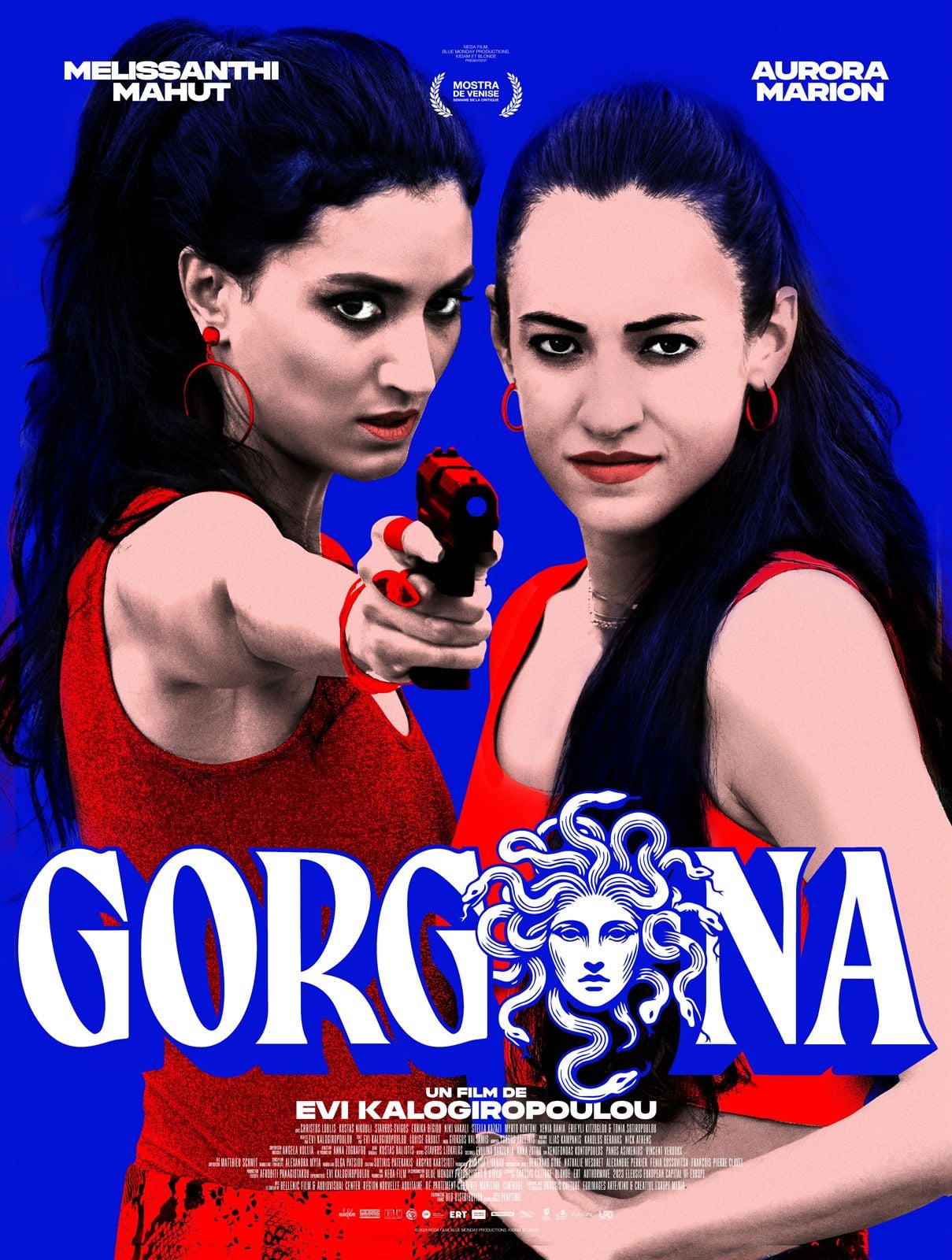 Affiche du film Gorgonà d'Evi Kalogiropoulou : deux femmes en rouge sur fond bleu, l'une braquant un pistolet, sous le titre orné d'un motif de Méduse