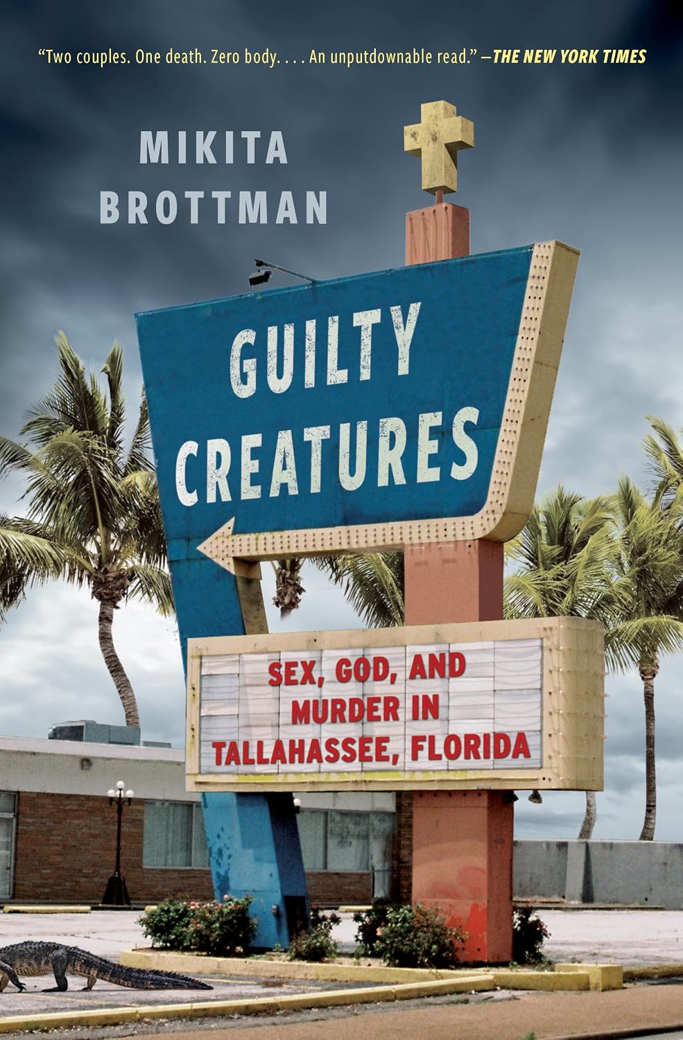 Couverture du livre Guilty Creatures de Mikita Brottman, une enseigne surmontee d'une croix et un alligator, en Floride
