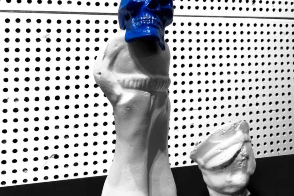 Pochette de l'album Frozen Charlotte de Jack White : un crâne bleu posé sur une statuette blanche