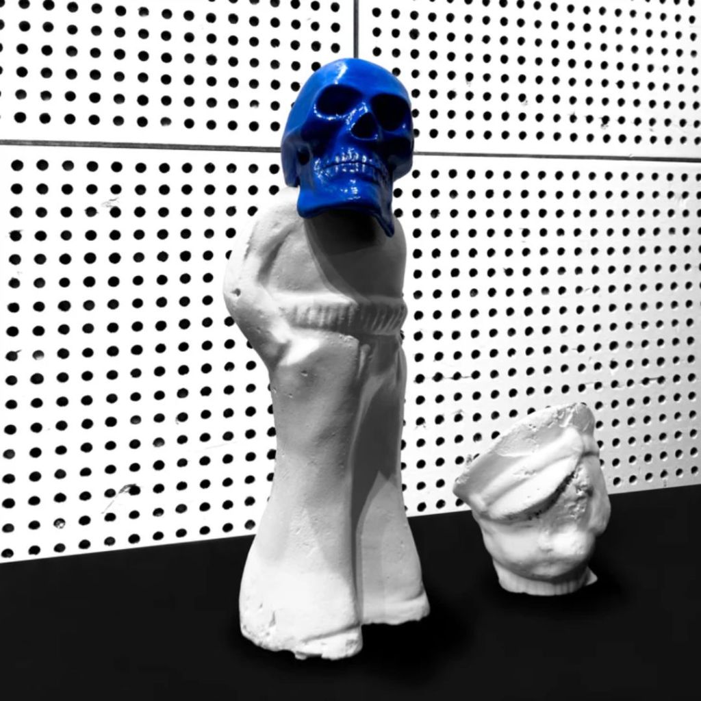 Pochette de l'album Frozen Charlotte de Jack White : un crâne bleu posé sur une statuette blanche