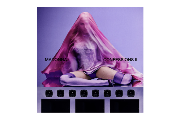 Pochette de l'album Confessions II de Madonna, en tenue violette assise devant un mur d'enceintes