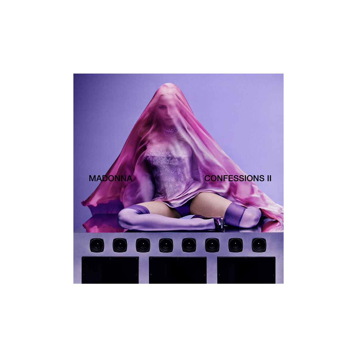 Pochette de l'album Confessions II de Madonna, en tenue violette assise devant un mur d'enceintes
