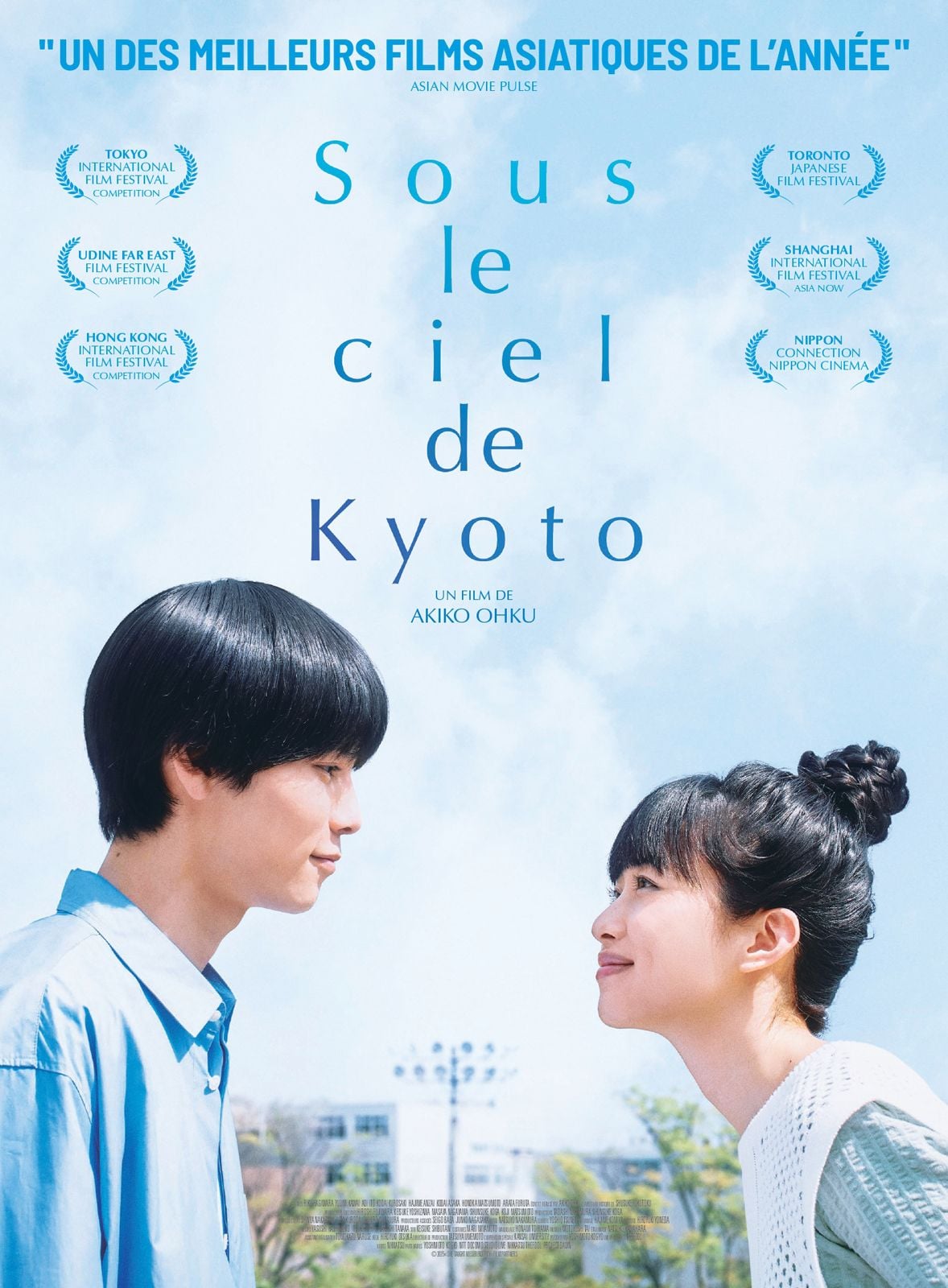 Affiche du film Sous le ciel de Kyoto d'Akiko Ohku, avec Toru et Hana face à face sous un ciel bleu
