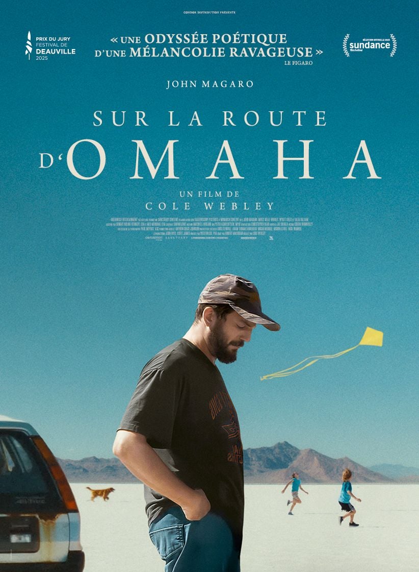 Affiche du film Sur la route d'Omaha de Cole Webley, avec John Magaro devant une voiture sur un desert de sel