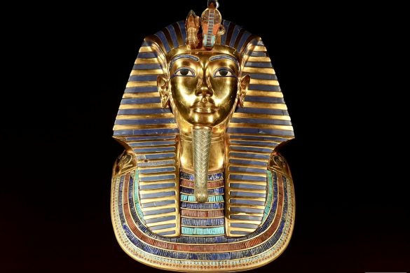 Reproduction du masque funéraire en or de Toutankhamon présentée à l'exposition Porte de Versailles