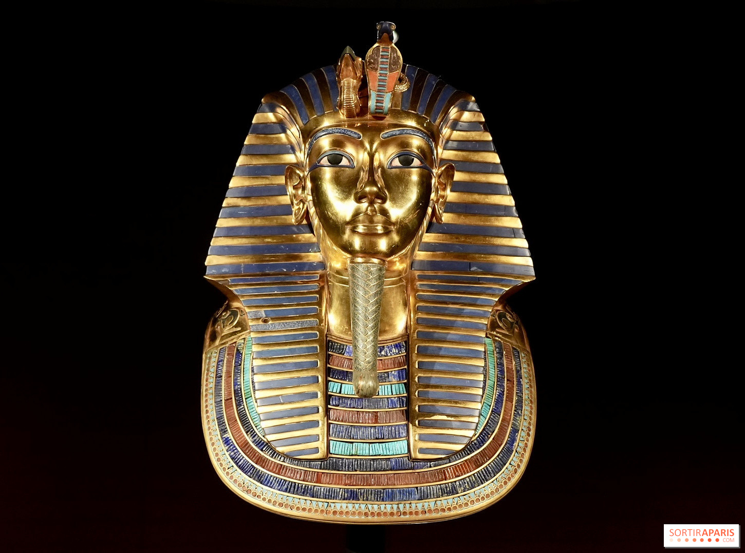 Reproduction du masque funéraire en or de Toutankhamon présentée à l'exposition Porte de Versailles