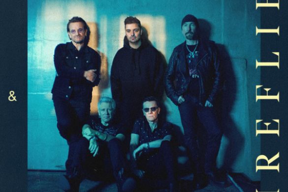 Pochette du single Fireflies de Martin Garrix et U2 : Bono, The Edge, Larry Mullen Jr, Adam Clayton et Martin Garrix en bleu nuit