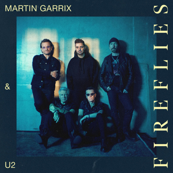Pochette du single Fireflies de Martin Garrix et U2 : Bono, The Edge, Larry Mullen Jr, Adam Clayton et Martin Garrix en bleu nuit