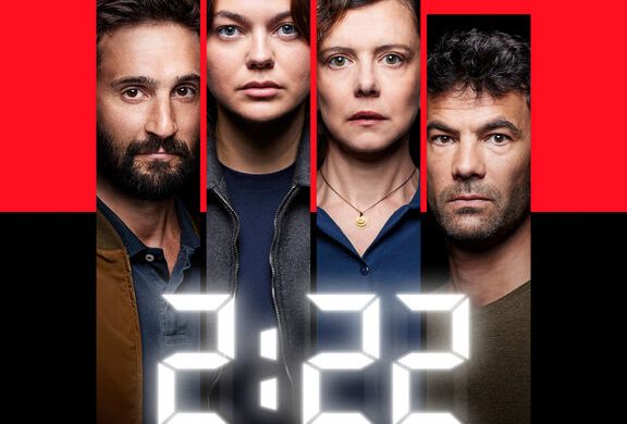Affiche de la piece 2:22 A Ghost Story au Theatre Fontaine avec Louane Emera, Guillaume Labbe, Constance Dolle et Valentin de Carbonnieres
