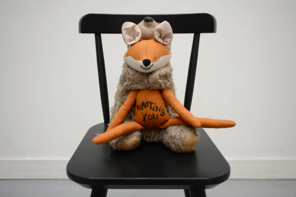 Waiting You (2023) d'Annette Messager, peluche cousue posée sur une chaise noire, exposition au Musée de la Chasse et de la Nature