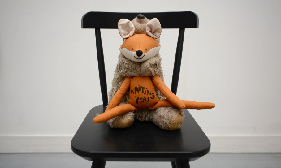Waiting You (2023) d'Annette Messager, peluche cousue posée sur une chaise noire, exposition au Musée de la Chasse et de la Nature