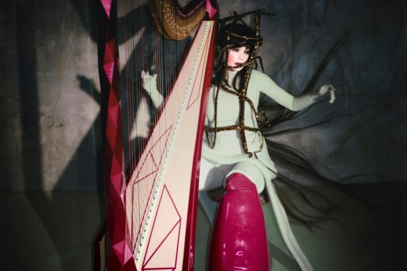Bjork assise pres d'une harpe rouge, visuel de l'exposition Echolalia a la Galerie nationale d'Islande