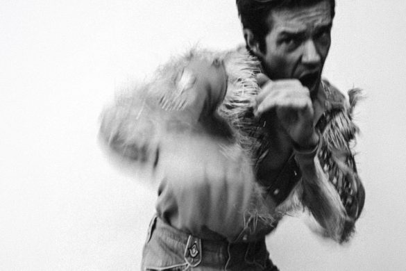 Pochette de l'album Thrasher de Brandon Flowers : le chanteur en chemise à franges, en noir et blanc