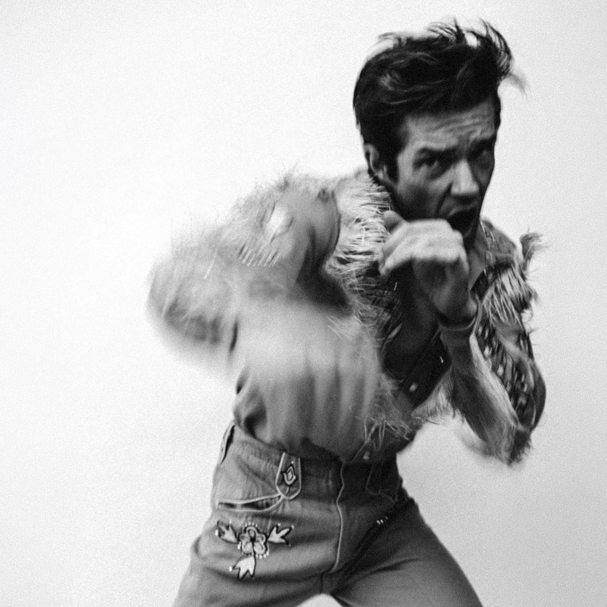 Pochette de l'album Thrasher de Brandon Flowers : le chanteur en chemise à franges, en noir et blanc