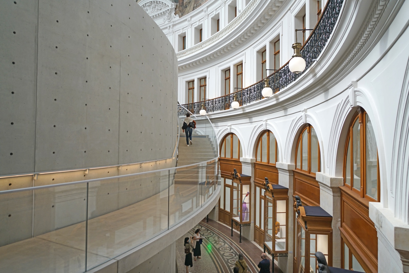 Intérieur de la Bourse de Commerce – Pinault Collection à Paris, avec le cylindre de béton de Tadao Ando au cœur de la rotonde historique.