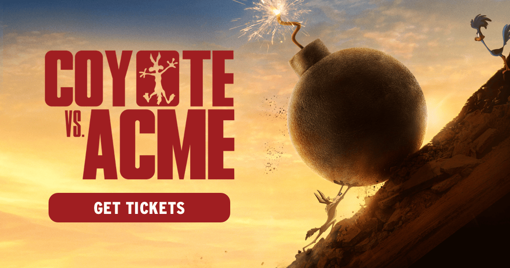 Visuel officiel du film Coyote vs. Acme : Wile E. Coyote poussé par une bombe géante au coucher du soleil, Bip Bip perché en haut de la pente