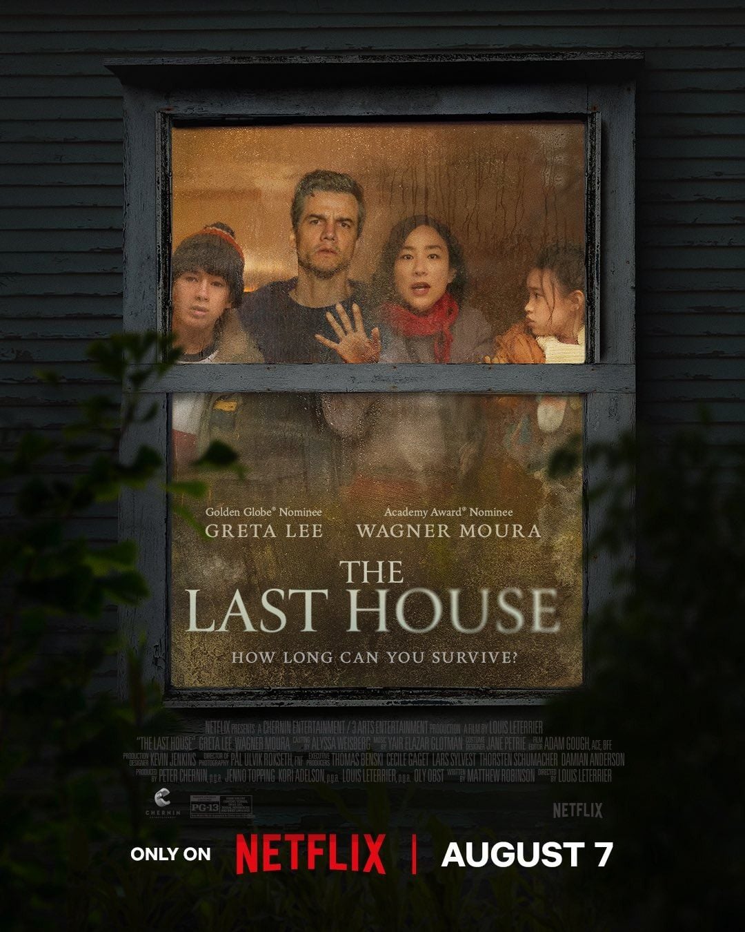Affiche officielle du film Le Dernier Refuge (The Last House) de Louis Leterrier: une famille apeuree derriere la fenetre embuee d'une maison, sur Netflix le 7 aout