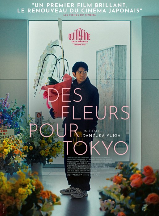 Affiche officielle du film Des Fleurs pour Tokyo : un jeune livreur tient un bouquet d'orchidées dans un hall de Tokyo