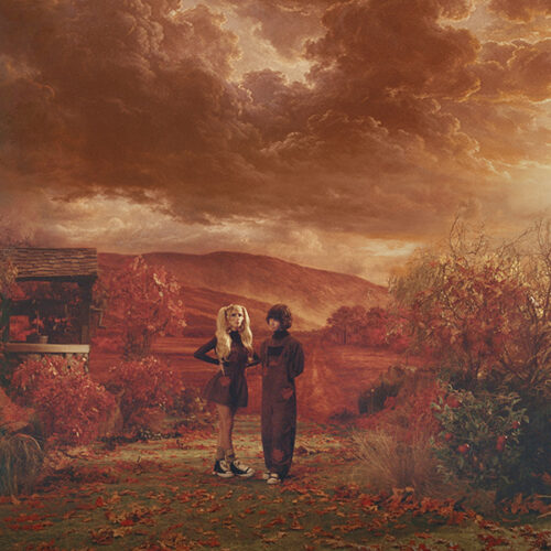 Pochette de l'album Who Asked? de DOMi & JD Beck : le duo dans un paysage automnal aux teintes rouges