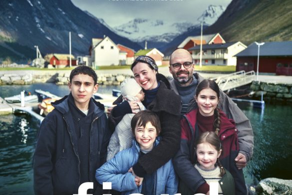 Affiche officielle du film Fjord de Cristian Mungiu, Palme d'or Cannes 2026, avec Sebastian Stan et Renate Reinsve, la famille réunie au bord d'un fjord norvégien