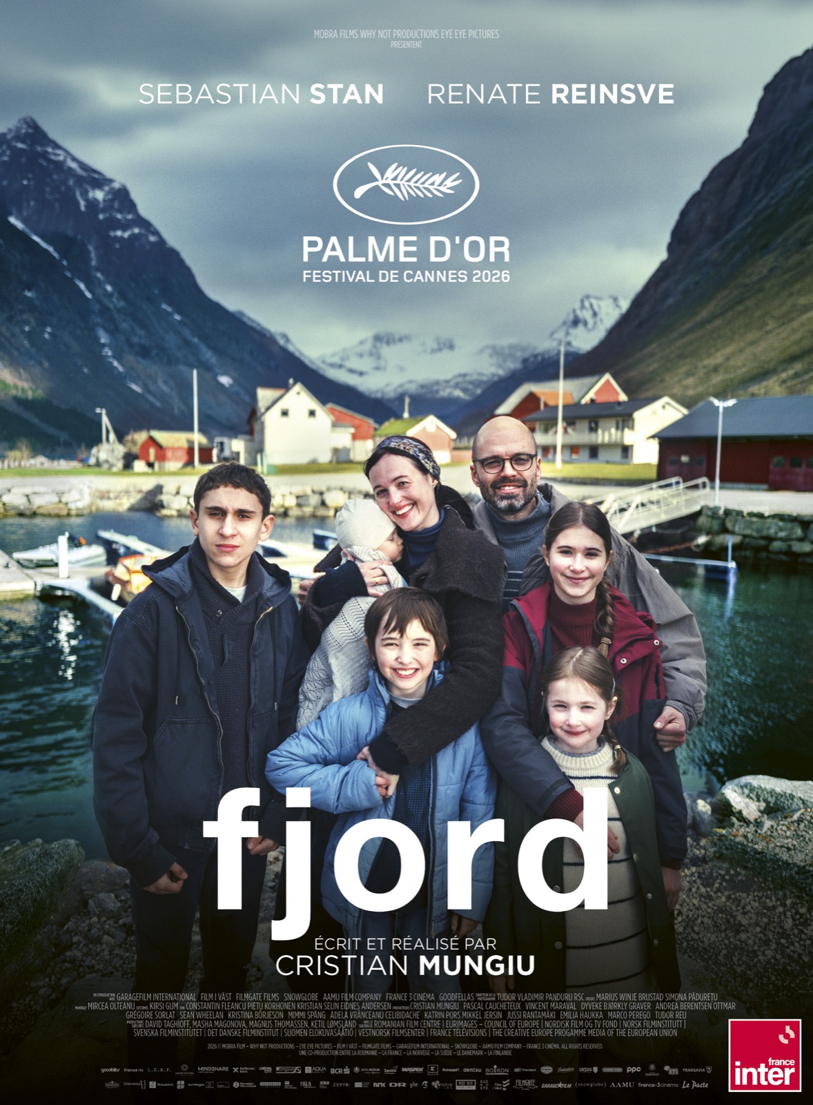 Affiche officielle du film Fjord de Cristian Mungiu, Palme d'or Cannes 2026, avec Sebastian Stan et Renate Reinsve, la famille réunie au bord d'un fjord norvégien