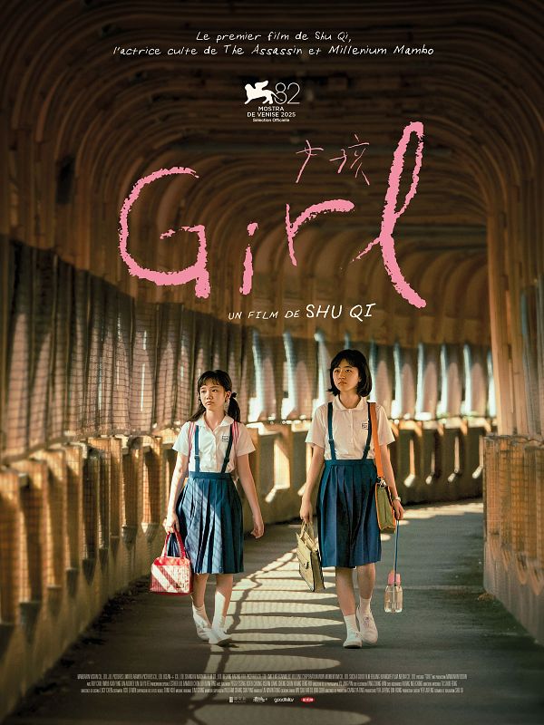 Affiche officielle du film Girl de Shu Qi : deux adolescentes en uniforme scolaire marchent dans une passerelle, Taiwan 1988