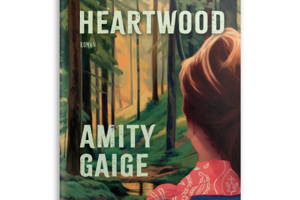 Couverture du roman Heartwood d'Amity Gaige (Gallmeister), une femme de dos face a une foret
