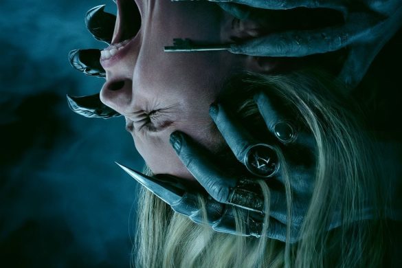 Affiche officielle du film Insidious : L'Invasion du Lointain, un visage hurlant saisi par des mains démoniaques griffues