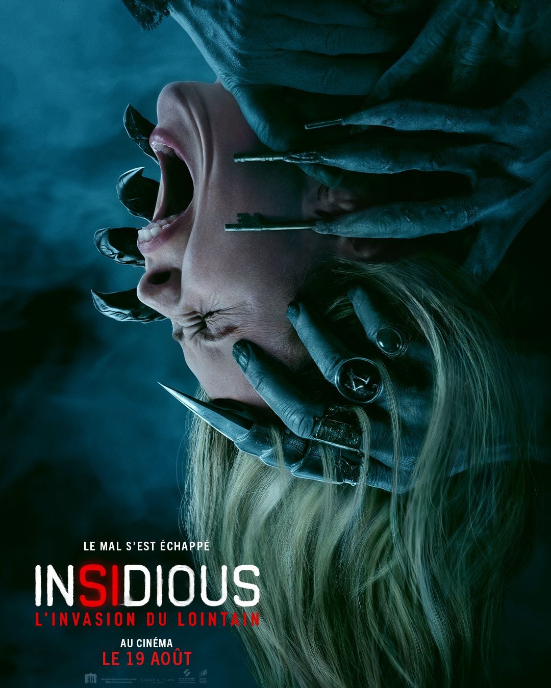 Affiche officielle du film Insidious : L'Invasion du Lointain, un visage hurlant saisi par des mains démoniaques griffues