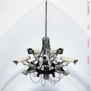 Pochette de l'album This Mirror Weighs a Ton d'Interpol, un lustre compose de cameras de surveillance
