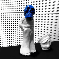 Pochette de l'album Frozen Charlotte de Jack White : sculpture blanche coiffée d'un crâne bleu sur fond à pois