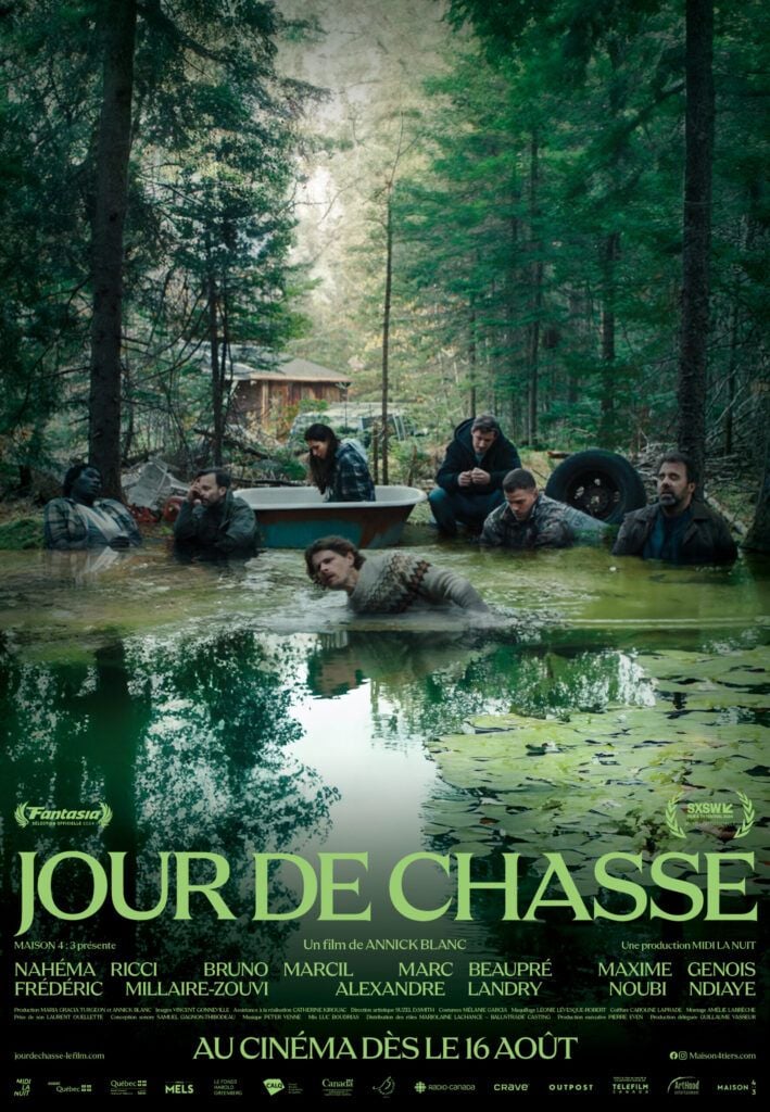 Affiche officielle du film Jour de chasse d'Annick Blanc : un groupe d'hommes et une femme dans une mare en forêt, un chalet isolé en arrière-plan