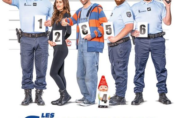 Affiche officielle du film Les Gendarmes (2026) : la brigade alignée sur un fond de mesure anthropométrique, avec le slogan Souriez, vous etes flashes