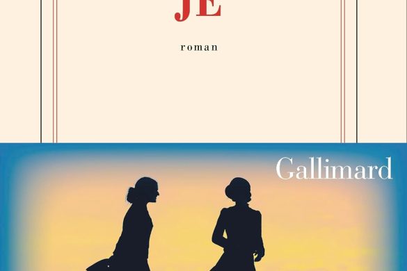Couverture du roman JE de Lilia Hassaine, deux silhouettes de femmes en robe au coucher du soleil, éditions Gallimard