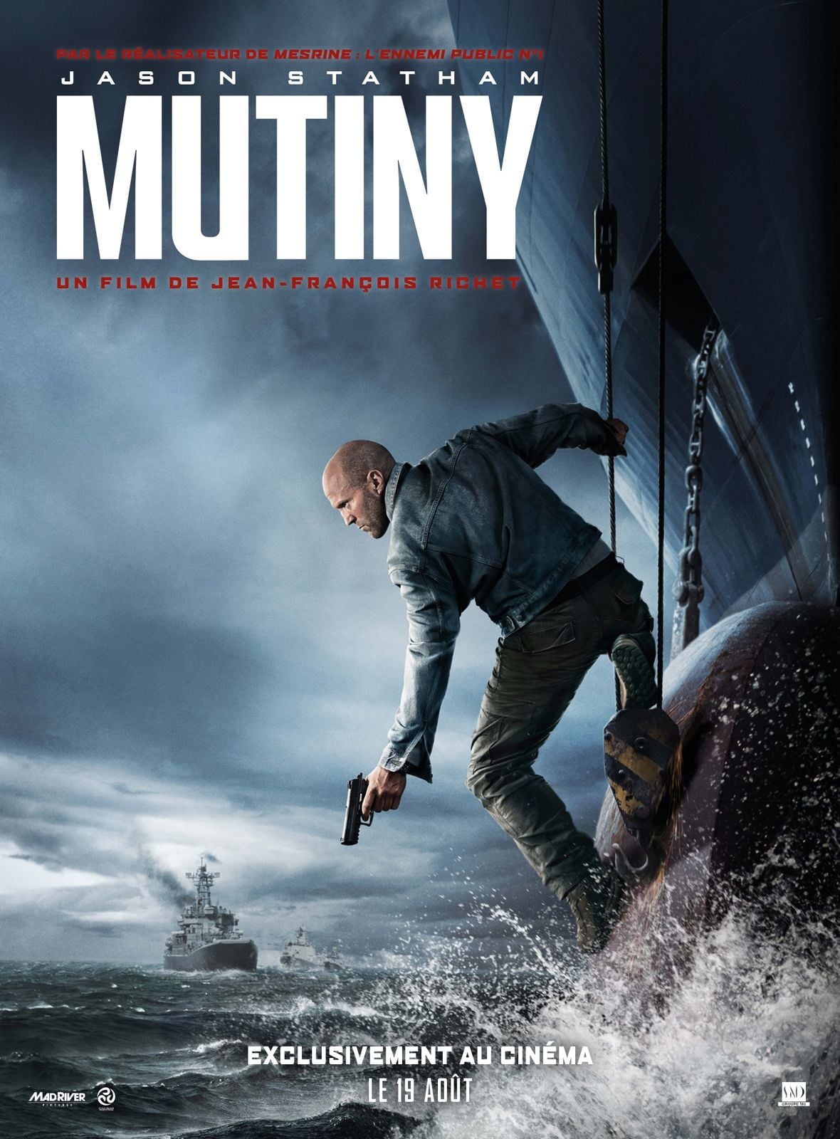 Affiche officielle du film Mutiny de Jean-François Richet avec Jason Statham accroché à la coque d'un porte-conteneurs