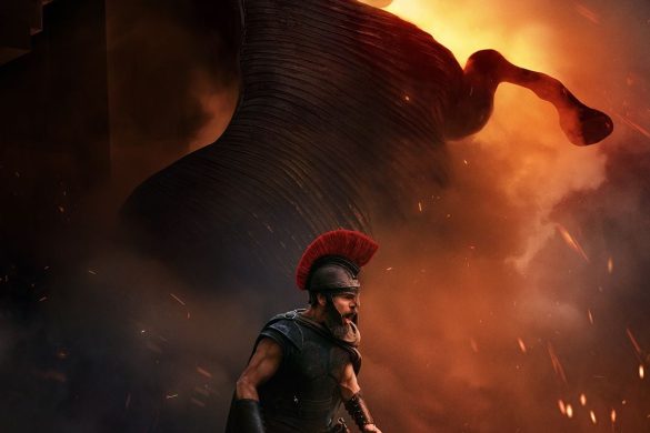 Affiche officielle du film L'Odyssee de Christopher Nolan : Matt Damon en Ulysse casque devant un cheval de Troie en flammes