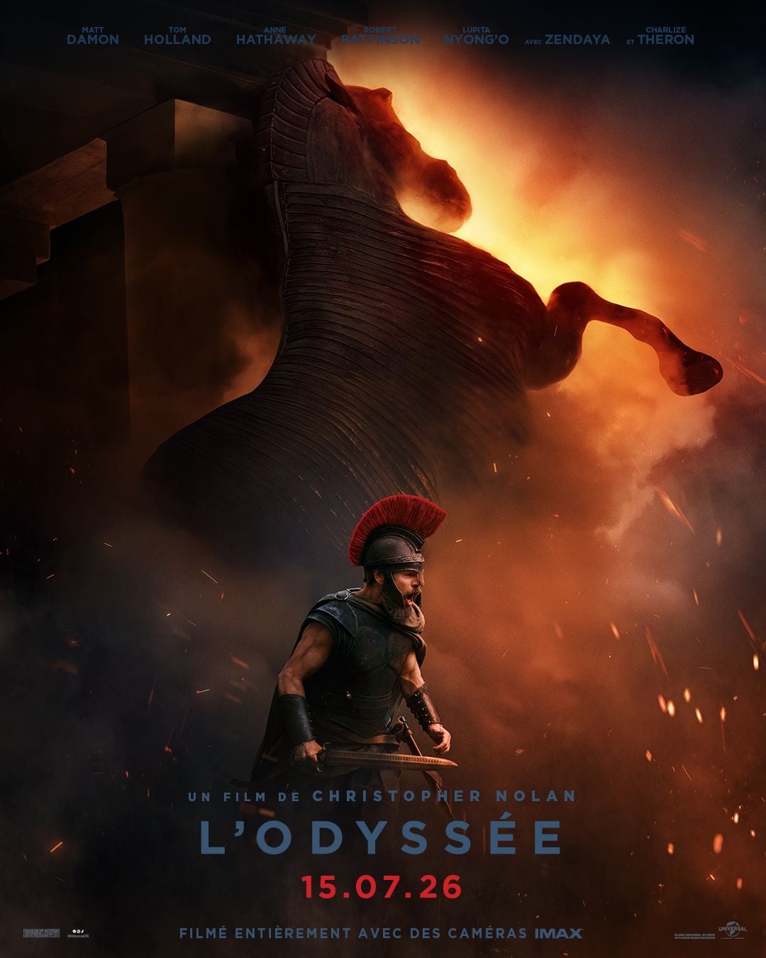 Affiche officielle du film L'Odyssee de Christopher Nolan : Matt Damon en Ulysse casque devant un cheval de Troie en flammes