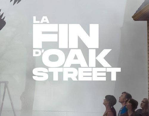 Affiche officielle du film La Fin d'Oak Street : une famille observe la silhouette d'un dinosaure dans la brume devant leur pavillon