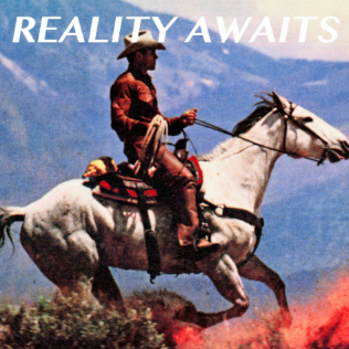 Pochette de l'album Reality Awaits des Strokes : un cavalier sur un cheval blanc et le titre en lettres blanches